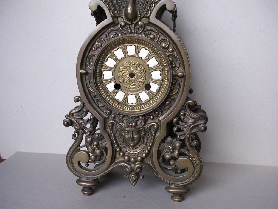 Stary piękny mosiężny zegar kominkowy