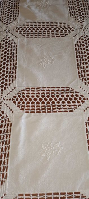 Toalha de mesa (linho, renda e bordado)