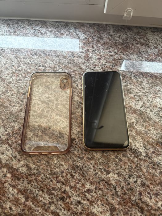 Iphone XR, желтый с чехлом