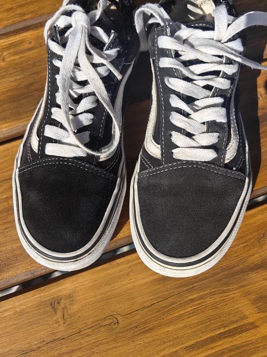 Czarne sneakersy Vans 37, 23.5 cm. Uszkodzona jedna zapiętka. Ogólnie stan ok.