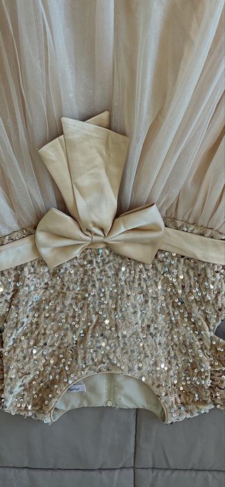 Vestido bege/dourado com lantejoulas e tule