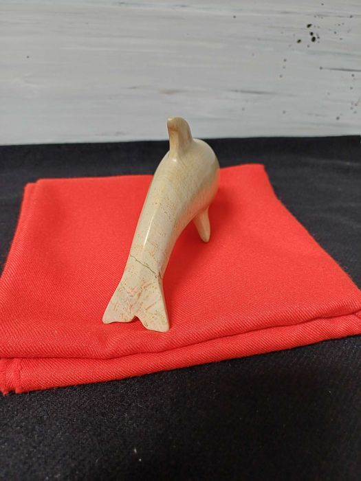 Estatueta de golfinho em pedra da Arrábida