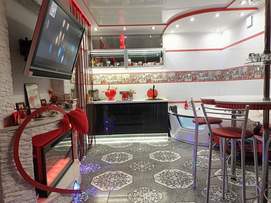 Студия "Любовь" с Джакузи, камином и диско освещением + ПОЧАСОВО!