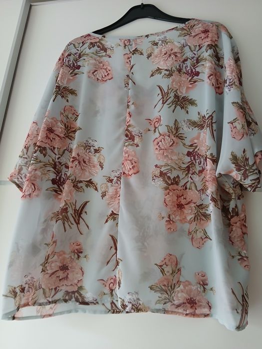 Blusa azul acinzentada com flores