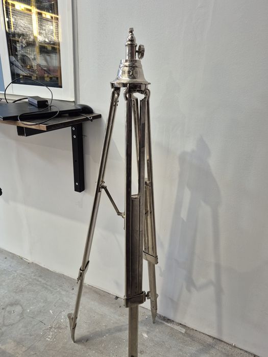 Pe de candeeiro regulável