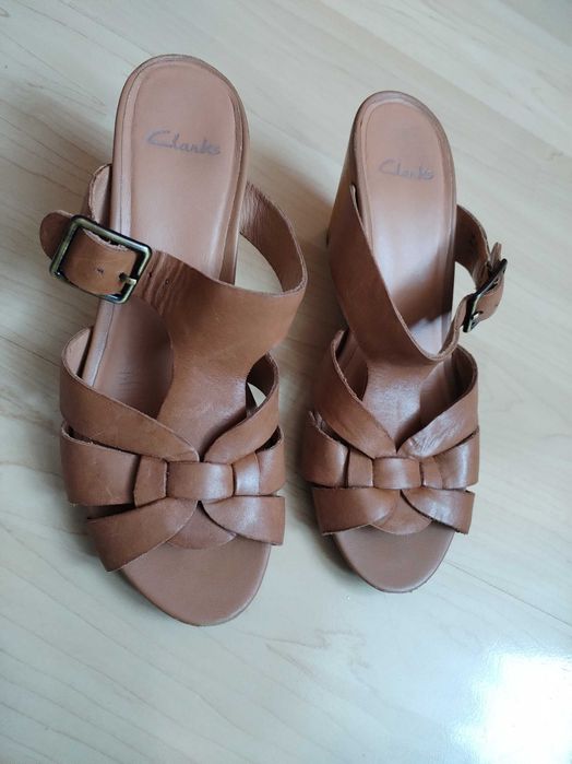 Skórzane sandały/klapki   CLARKS