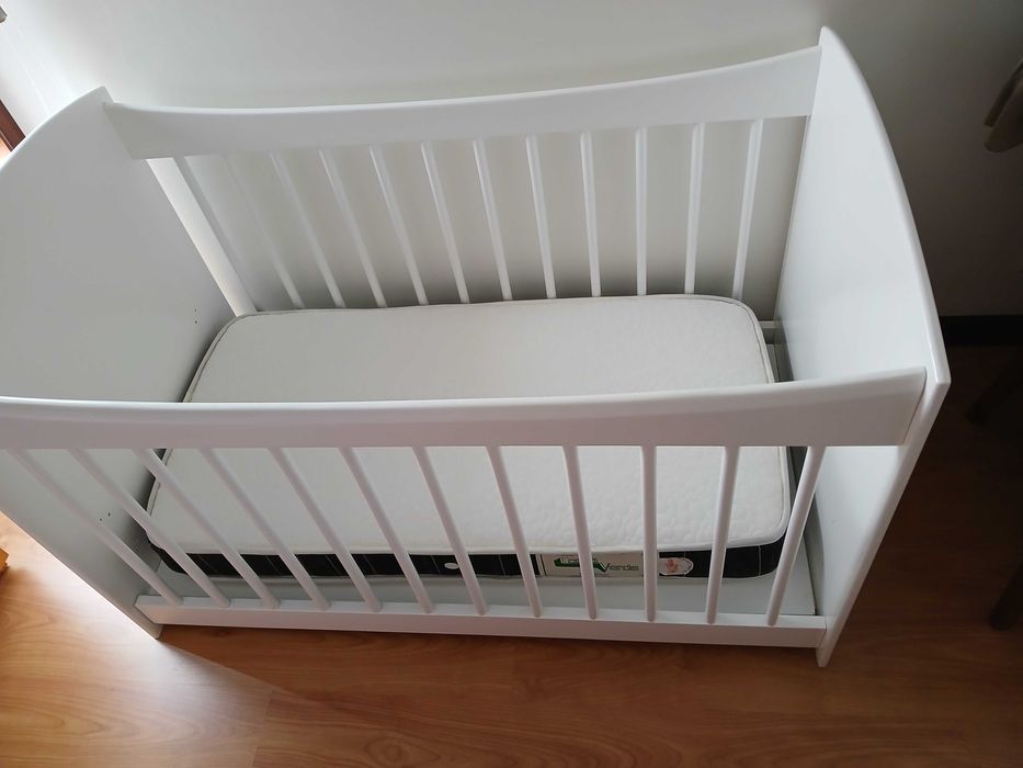 Cama bebé , madeira lacada branco