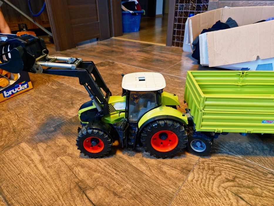 Duzy traktor z przyczepa Brudee