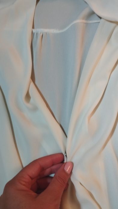 Blusas leves manga comprida creme e estampada