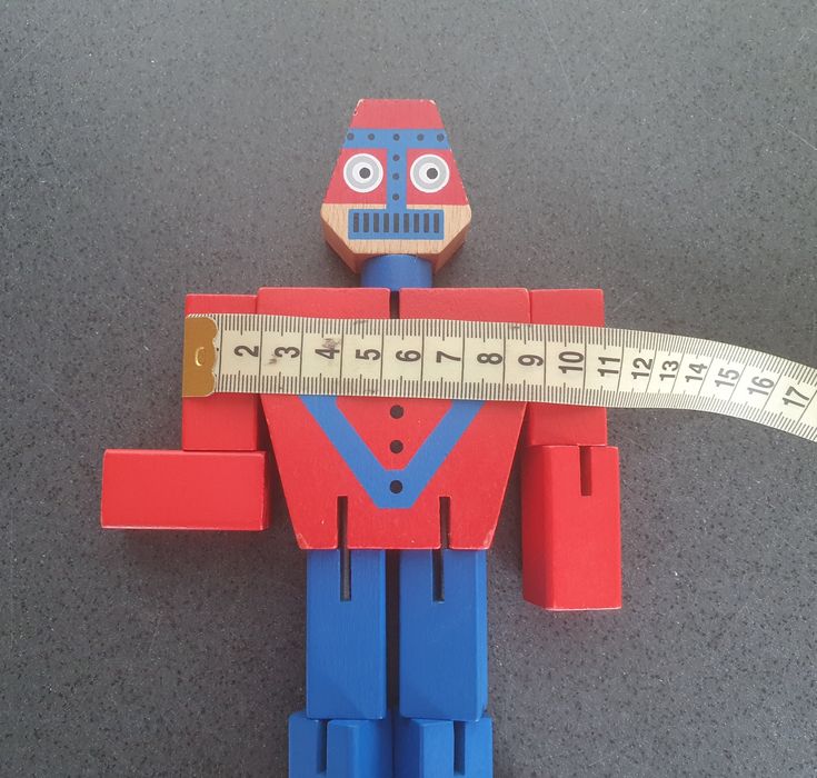 Robot dla dzieci , wykonany z drewna