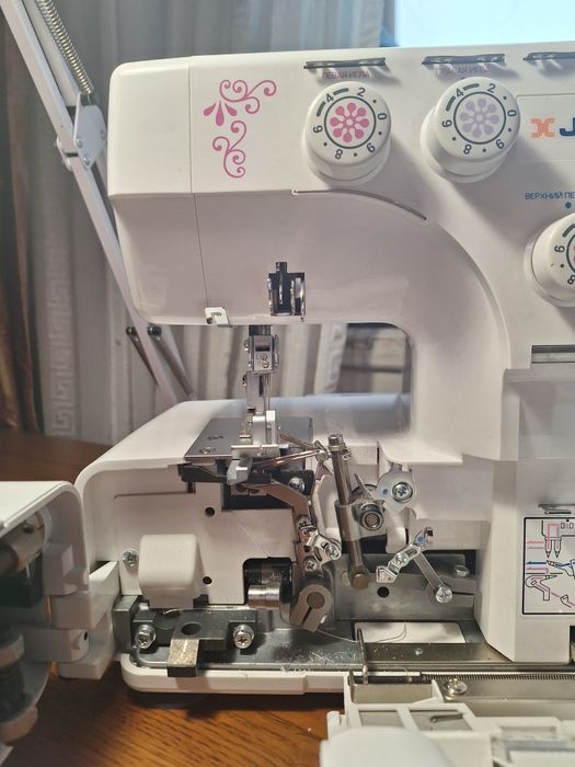 Продаю оверлок майже новий