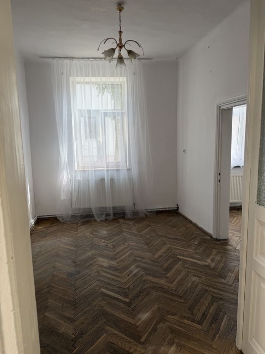Продаж окремого будинку в центрі міста з можливістю добудови, 3 кімнати, горище, підвал, власний двір