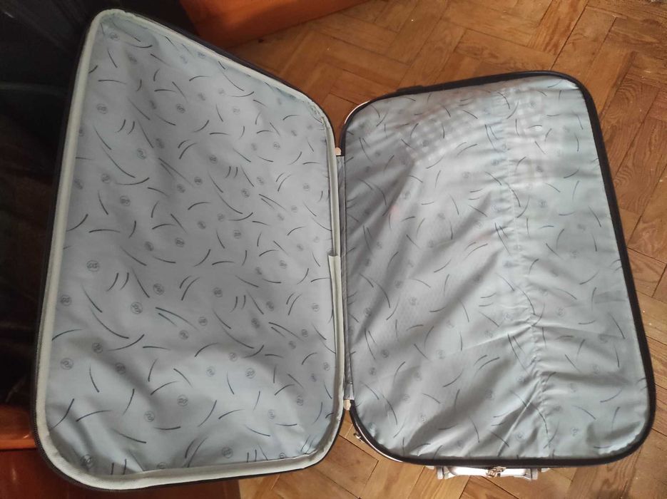 Mala de viagem com reforço no fecho