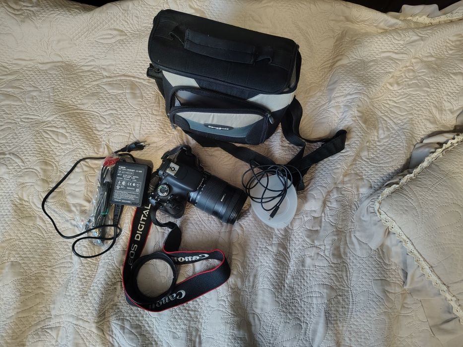 Canon EOS 600D з об'єктивом 18-135мм, сумка в комплекті