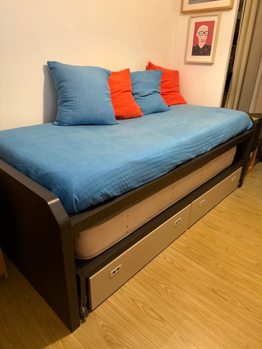Cama dupla com 2 gavetões. Desmontada, não inclui colchões nem instru