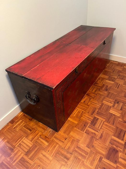 Arca de madeira maciça