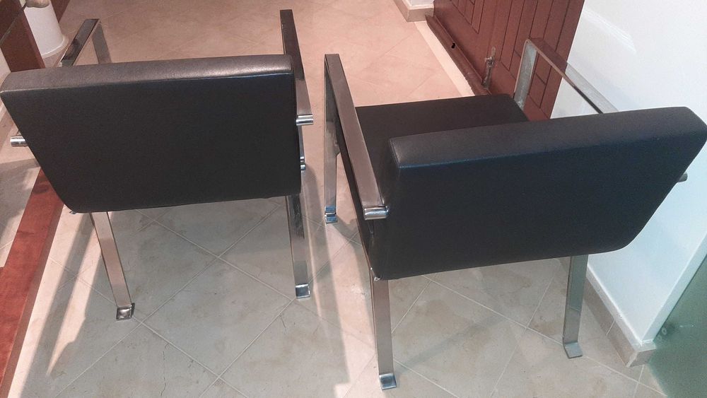 Par de cadeiras B&T Plus – design moderno – excelente estado.