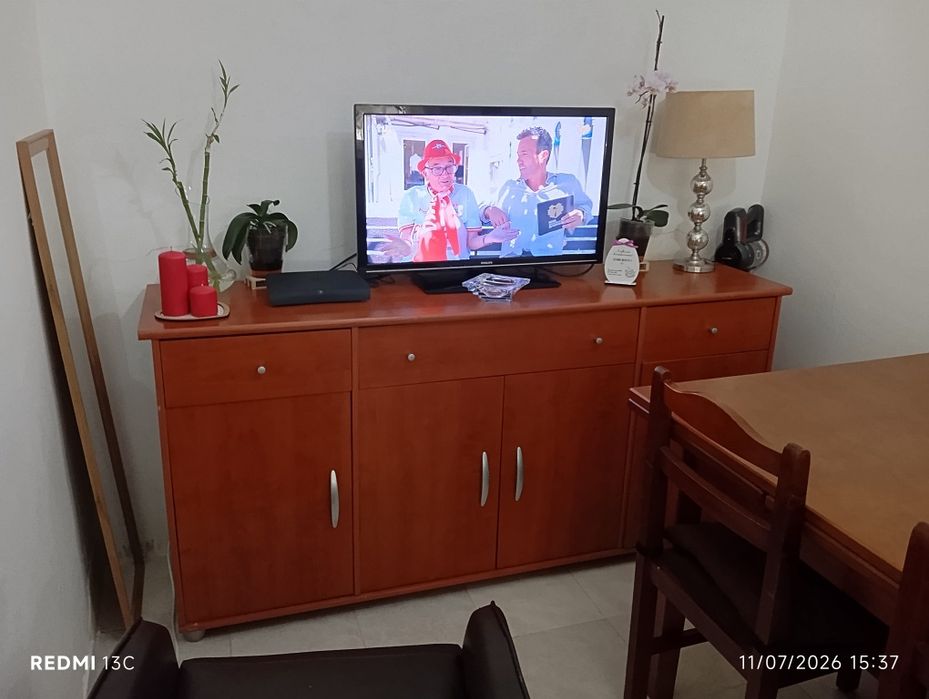 Mesa de jantar, 4 cadeiras e aparador