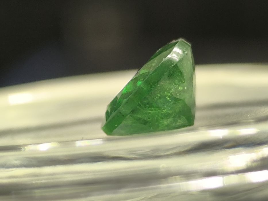 Naturalny granat Tsavoryt (kamień szlachetny)