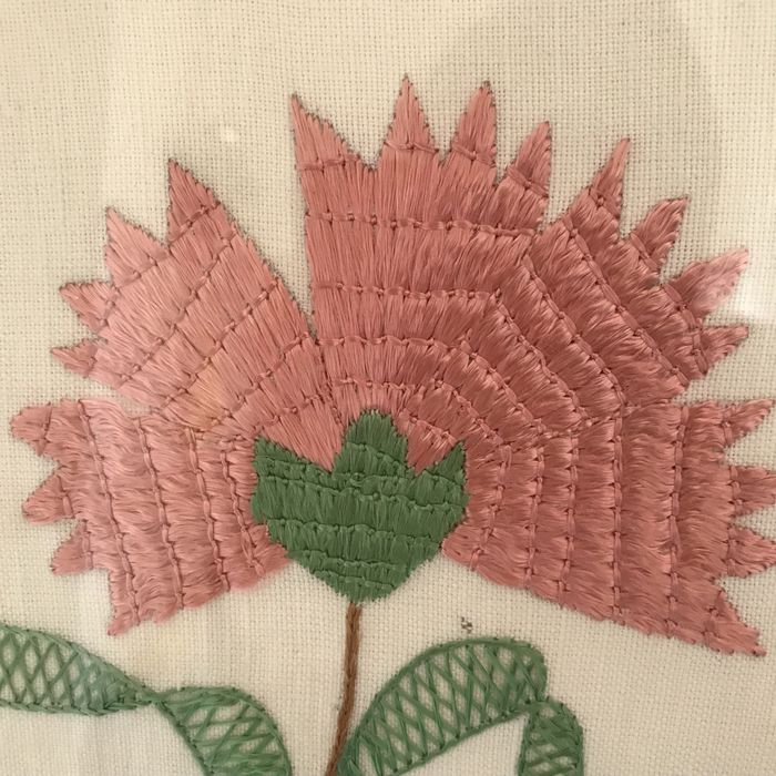 Tabuleiro com bordade de castelo branco e pegas em vidro