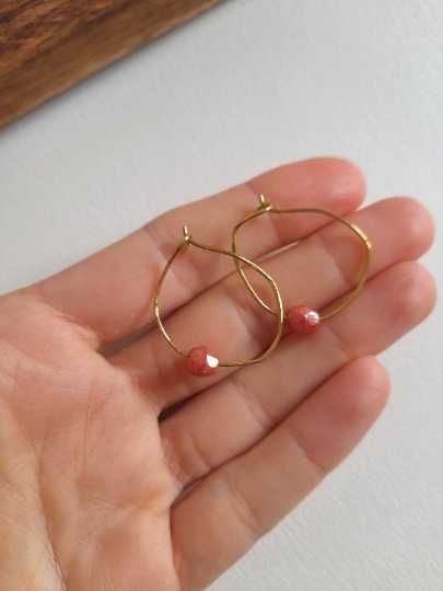 Brincos de argola em latão com cristal cor de rosa