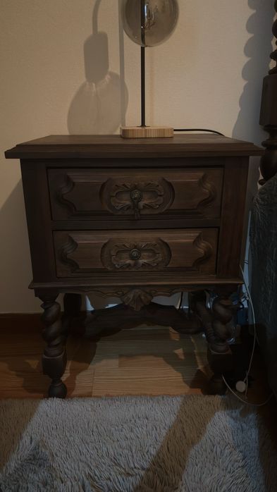 Cama antiga com mesas de cabeceira