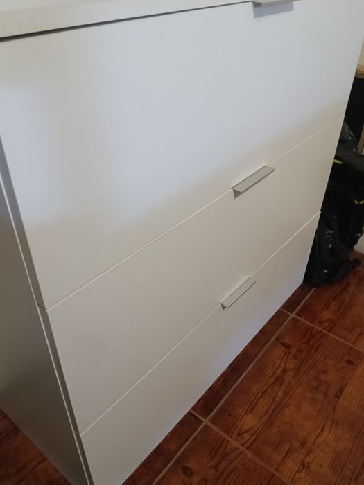 2 cómodas e 1 mesa cabeceira 30e 15e 10e