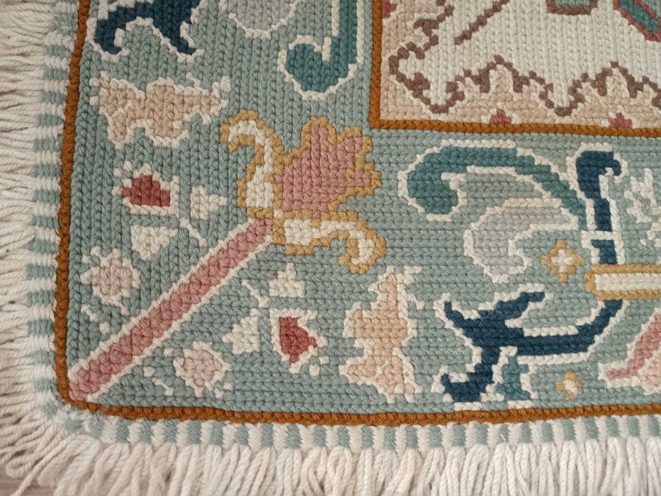 Tapete Arraiolos 210x160.Azul claro,bege,crú,rosa.Ler descrição total!