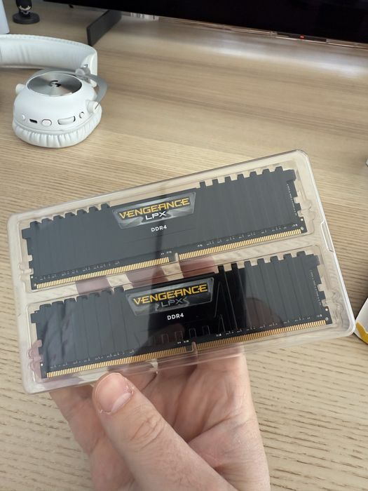 Memórias RAM Corsair DDR4 2x4GB 2666Mhz