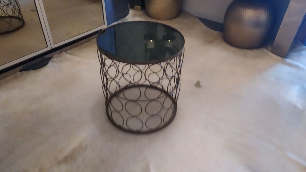 1 mesa de apoio dourada c/ vidro NOVA