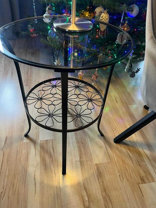 Fotel, stolik i lampka