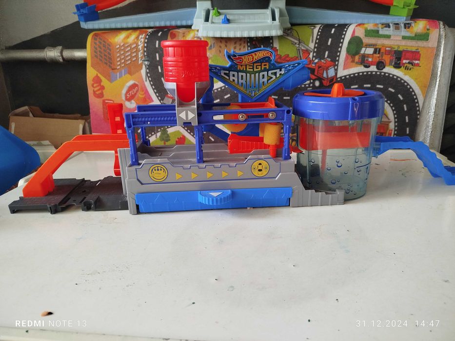 Трек Hot Wheels, автозаправка, вертиколо, поліцейське відділення