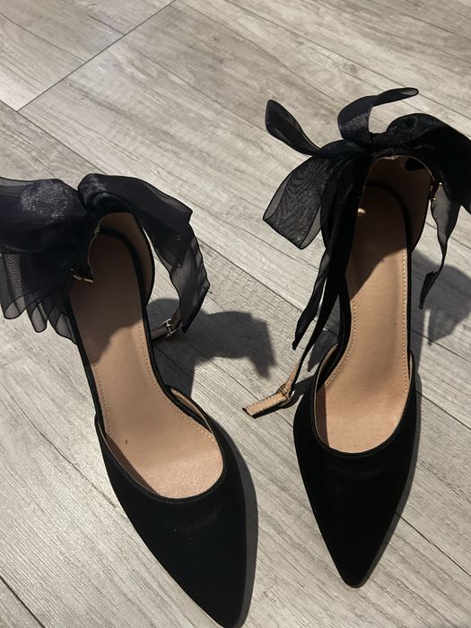 Czarne buty na obcasie