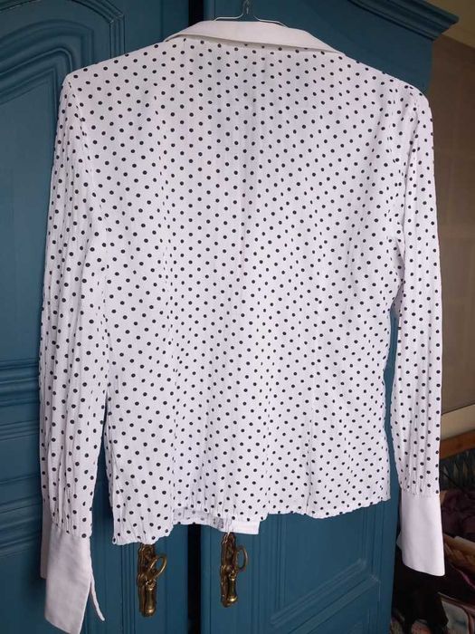 Blusa branca com pintinhas pretas