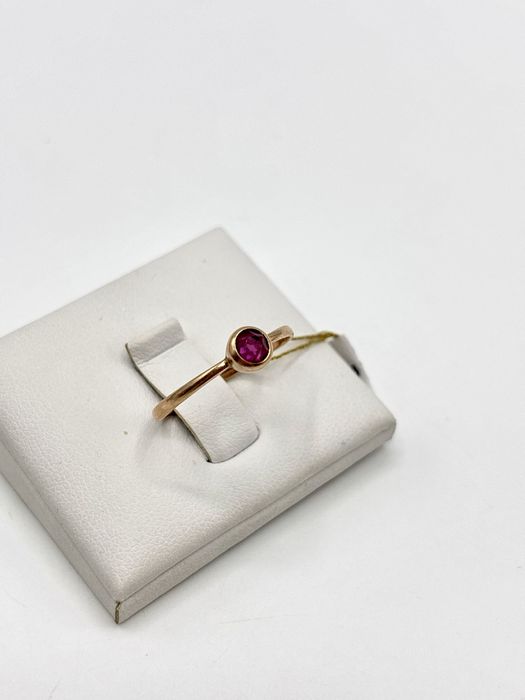 Złoty pierścionek z różowym oczkiem