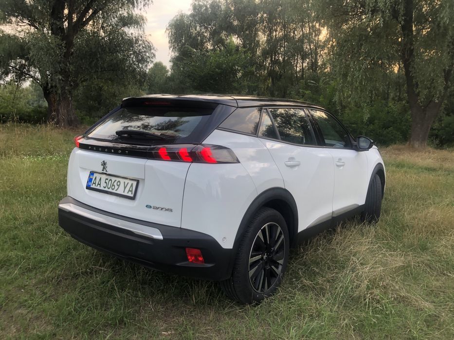 Peugeot e 2008 Пежо електромобіль
