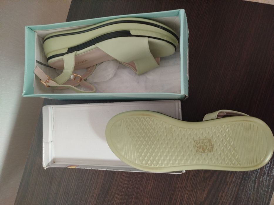 Босоніжки жіночі (нові) розмір 39