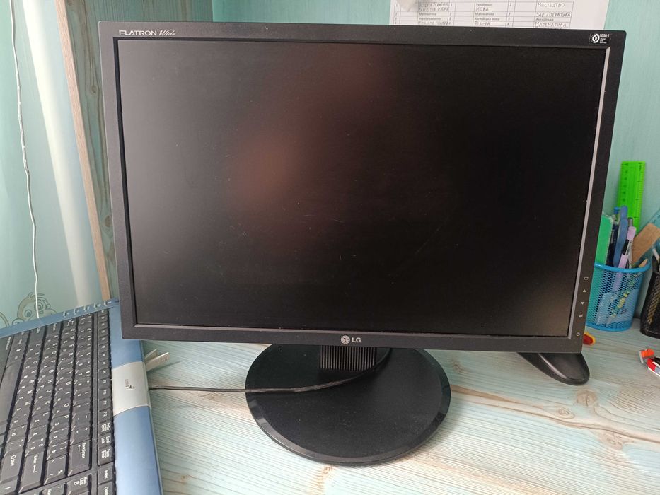 Монітор lg в робочому стані
