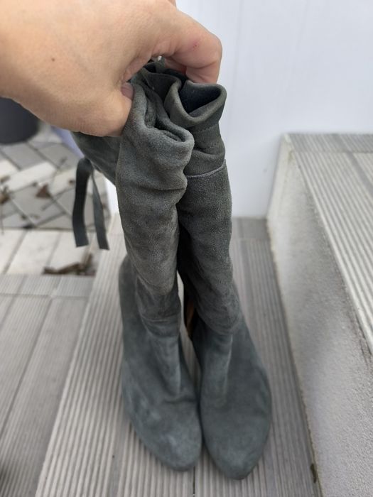 Botas cinzentas com pouco uso