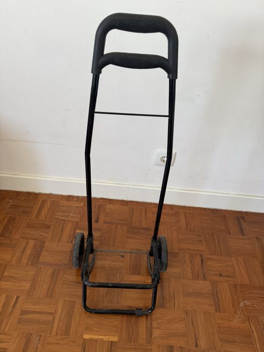 Carrinhos preto e cinza