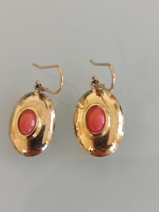 Lindos brincos vintage em vermeil e coral genuíno.