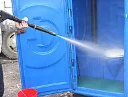 Викачка вигрібних ям.