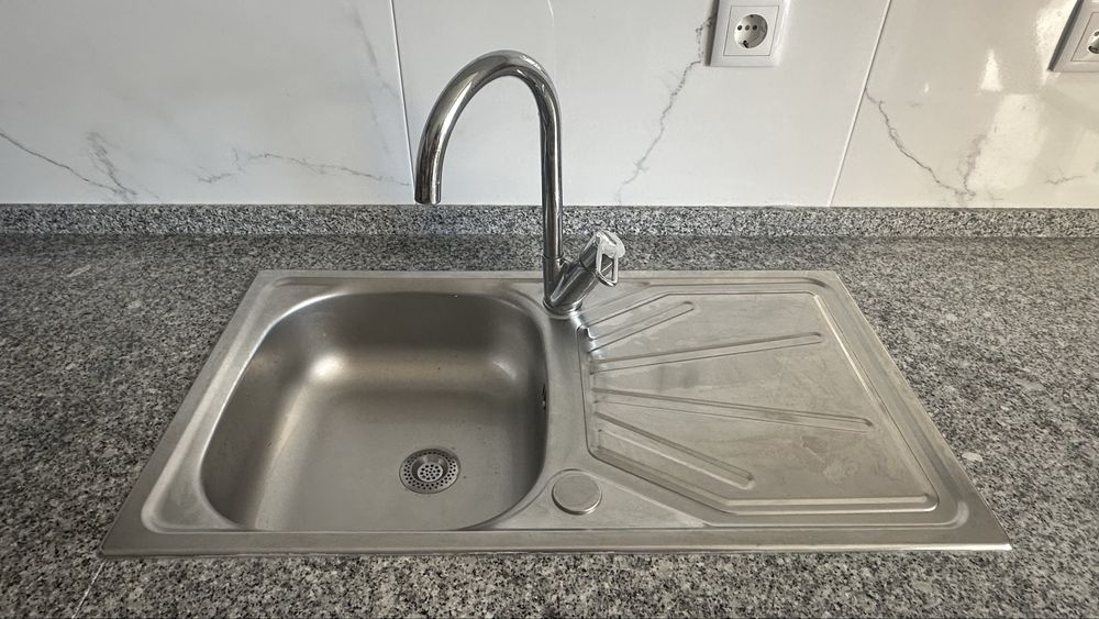 Cozinha completa c/ bancada de pedra, lava-loiça e exaustor