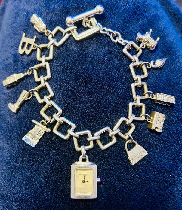 Burberry reloj charm