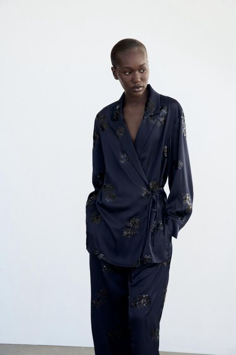 Атласний костюм Zara з паєтками (блейзер-кімоно + штани)