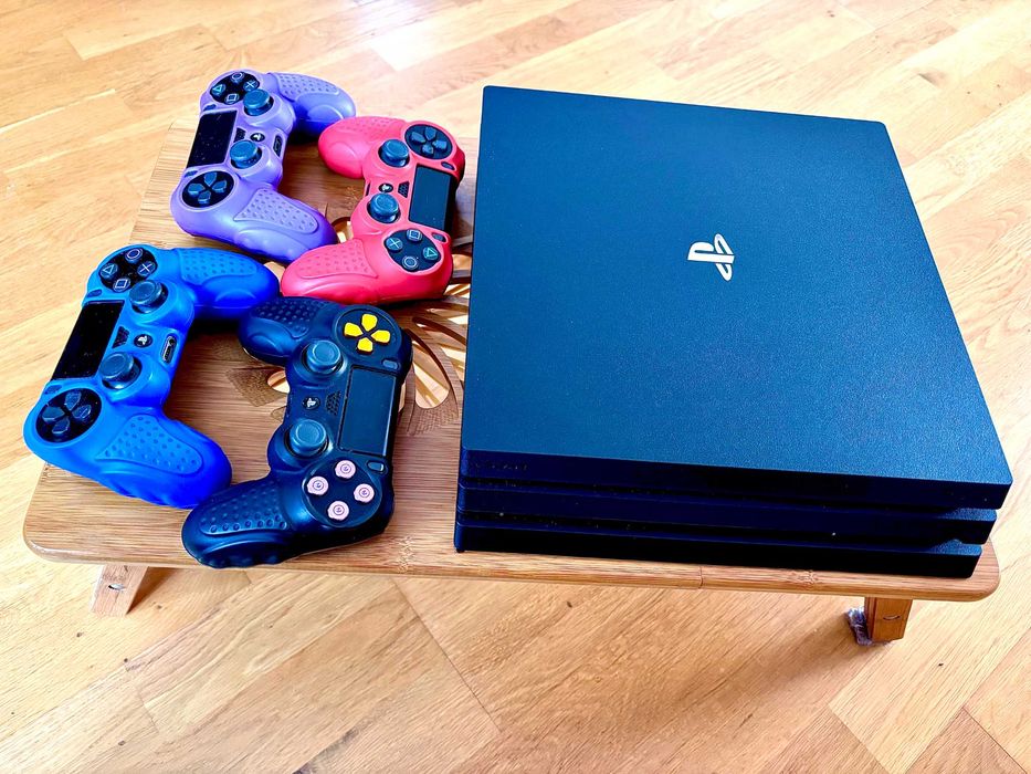 Ігрова консоль PlayStation 4 Pro 1 Tb (PS4 Pro) + 4 геймпади DualShock