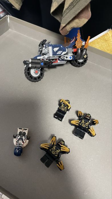 Lego Avengers 76123 atak outriderow