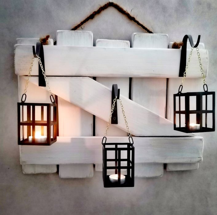 Lampion loft na desce drewnianej rustykalnej , dekoracja na ścianę.