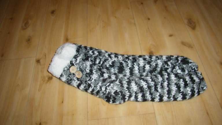 długie nowe kapcie wełniane roz.uniwersalny czarno-białe