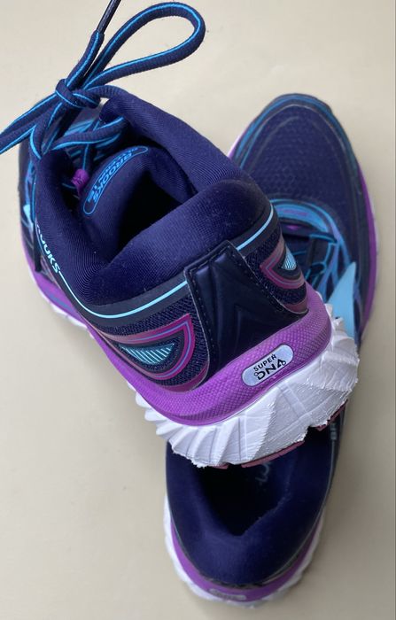 Кросівки BROOKS.